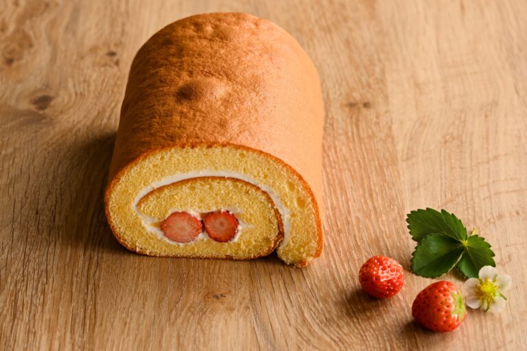 「ぶどうの木ロ―ル」季節の味わいが3/26に新登場、本社敷地内で栽培した苺を使用