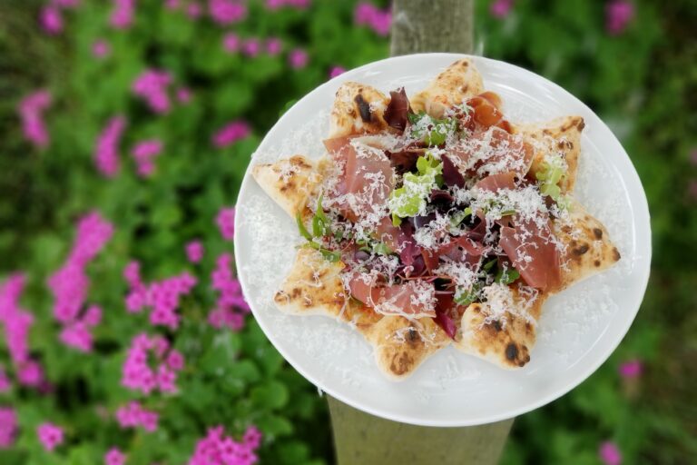 祝・ミシュラン2つ星&グリーンスター！期間限定「ピッツァ・エトワール」。レ・トネルでも使用する野菜たっぷりの星形ピッツァ