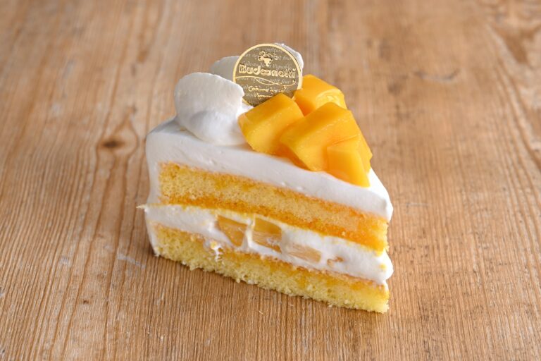 初夏から夏、定番商品も次の季節へ。ショートケーキはマンゴー、ぶどうの木ロールは白桃が登場！