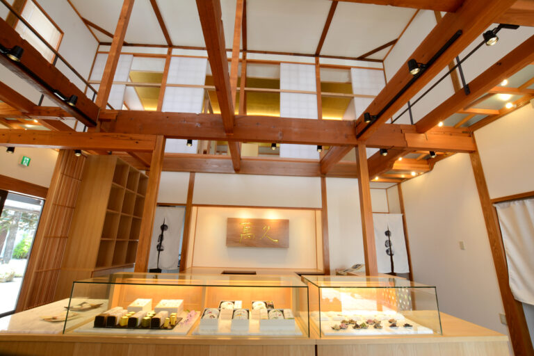 もう行った？まめや金澤萬久 本店、なんと２階は光り輝く「金の茶室」、無料開放しています。