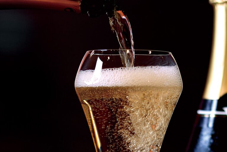 たそがれ時間（アワー）は泡（アワ）でくつろぐ。外飲みを待ち焦がれていた大人へ、心潤す泡フェアのご案内［タパス・エ・バール］