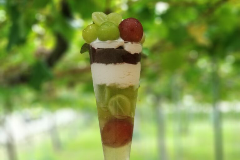 新作「ルビーロマンとシャインマスカットのパフェ」登場、もりもり果実とアイス&ソルベ３種で贅沢感いっぱい！